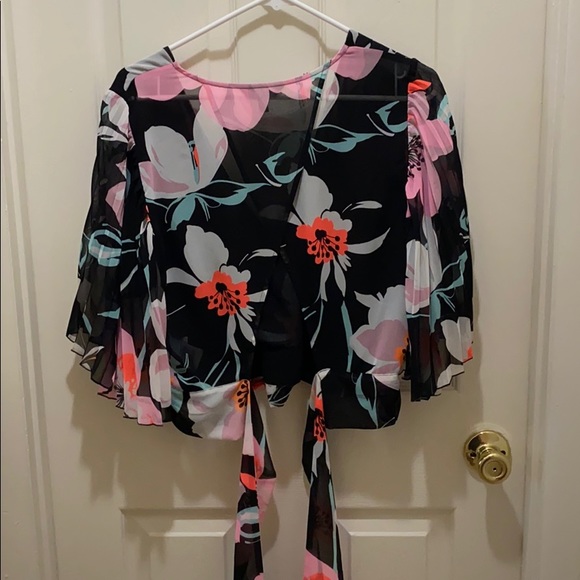 Cropped Flutter Sleeve Shirt - Picture 3 of 3